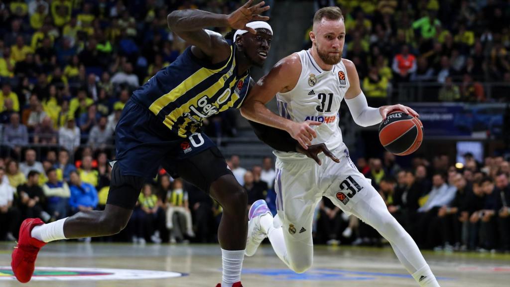 Dzanan Musa intenta buscar el aro de Fenerbahçe