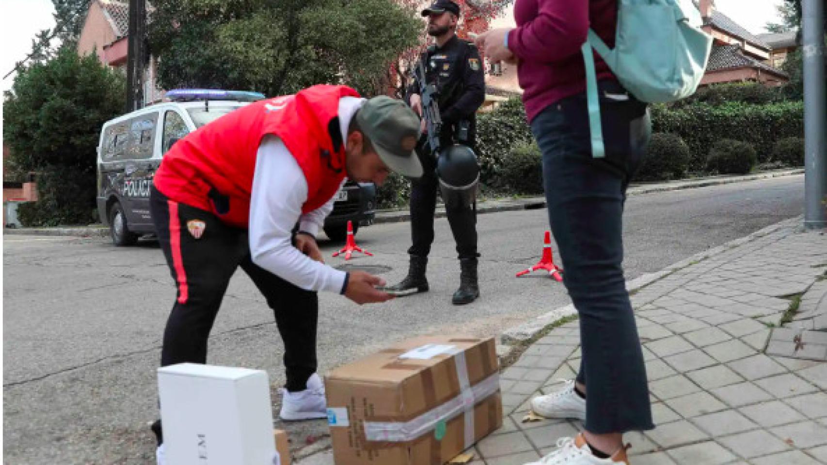 La Policía Nacional acordona la embajada de Ucrania este viernes.