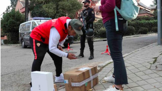 La Policía Nacional acordona la embajada de Ucrania este viernes.