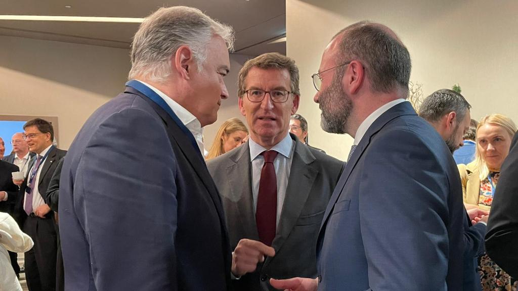 Alberto Núñez Feijóo, entre Manfred Weber, presidente del EPP, y Esteban González Pons, número dos español y europeo de los populares.