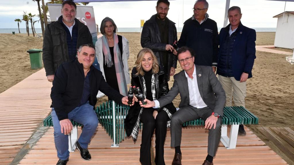 Los participantes en el acto en el banco que se ha presentado.
