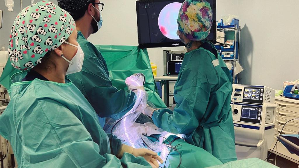 Los doctores durante la intervención.