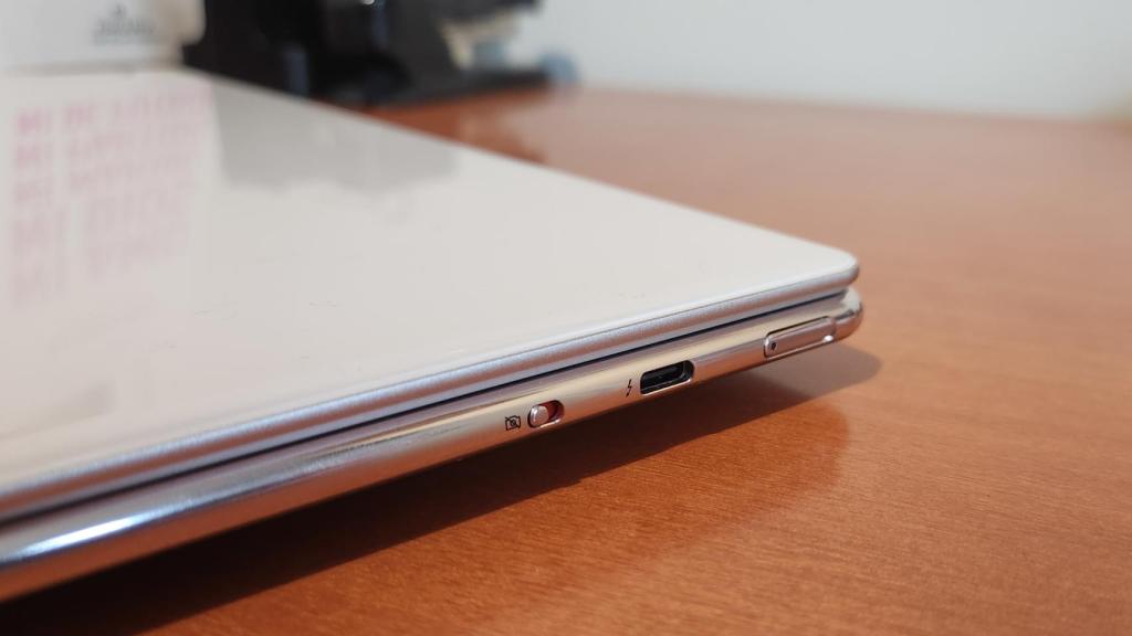 USB-C para carga e interruptor de la cámara del Yoga Slim 9i