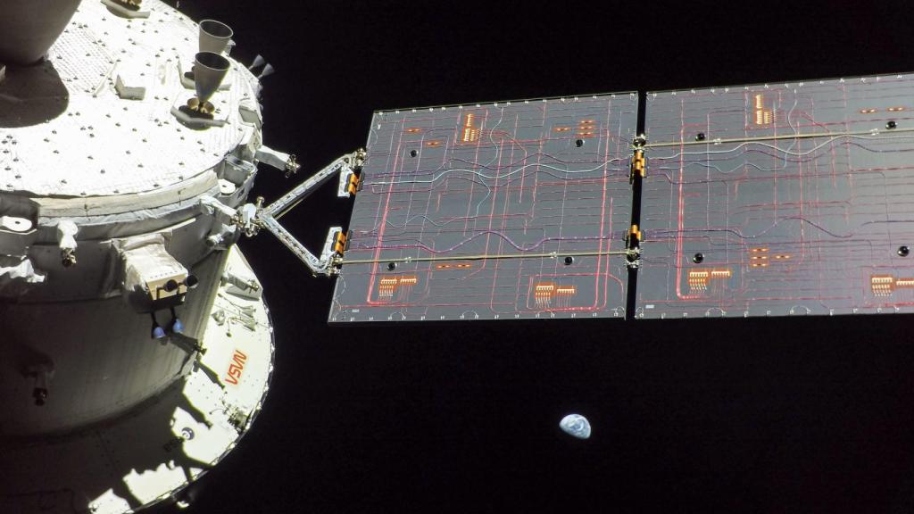 La nave Orión mirando a la Tierra