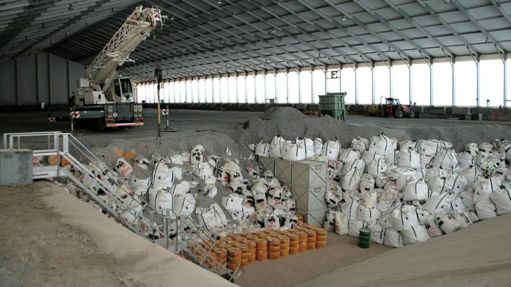 Residuos radiactivos de muy baja actividad procedentes de centrales nucleares españolas, en la celda 30 del cementerio de El Cabril (Córdoba).