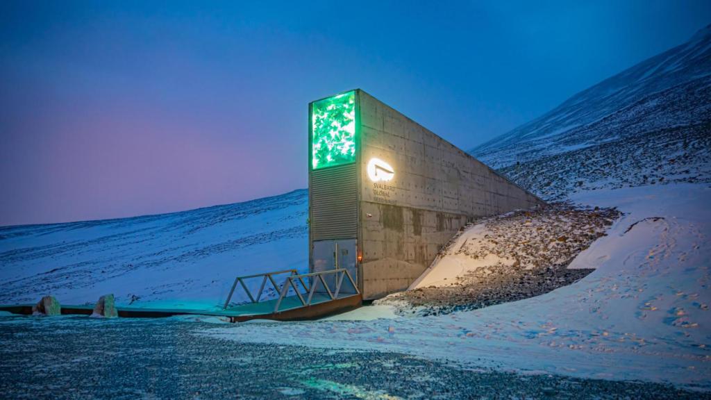 Entrada al banco de semillas de Svalbard.