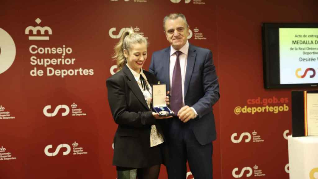 Desirée Vila recoge la Medalla de Oro de la Real Orden del Mérito Deportivo de manos del presidente del Consejo Superior de Deportes, José Manuel Franco.