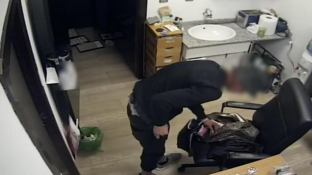 Uno de los atracadores antes de ser detenido.