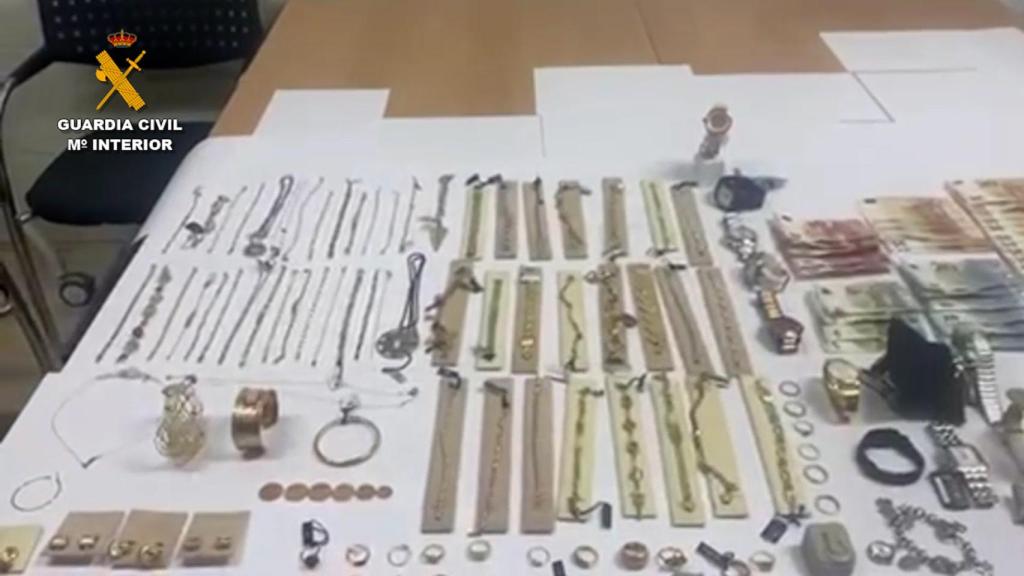 Parte del botín conseguido por la Guardia Civil.