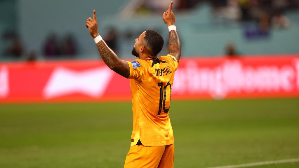 Depay celebra el primero gol de Países Bajos