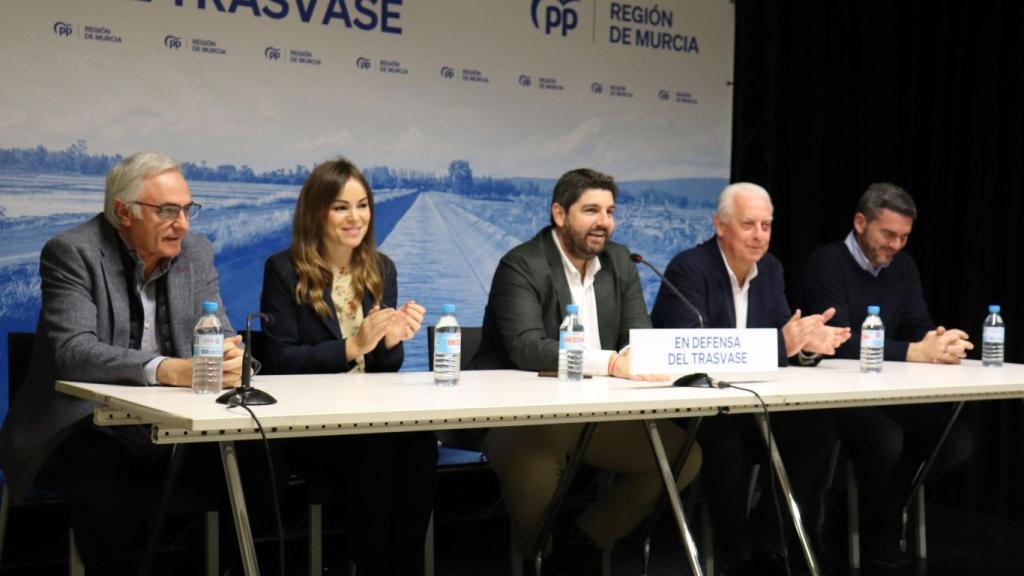 El presidente del PP murciano, Fernando López Miras, este sábado, en la biblioteca de Torre Pacheco en una reunión de trabajo en defensa del Trasvase Tajo-Segura.