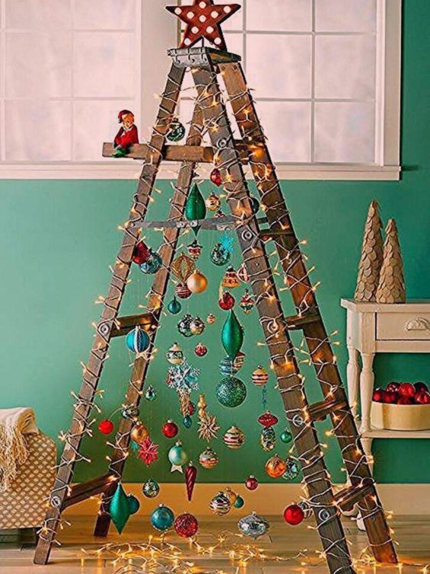 Árbol de Navidad con una escalera.