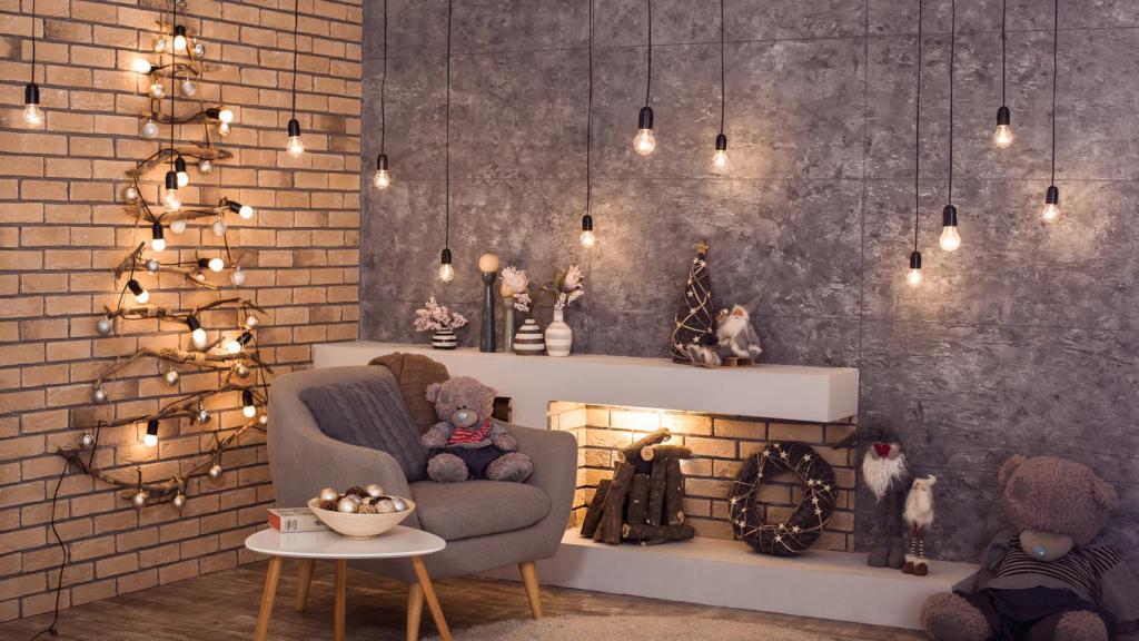 Árbol de Navidad de luces en la pared.