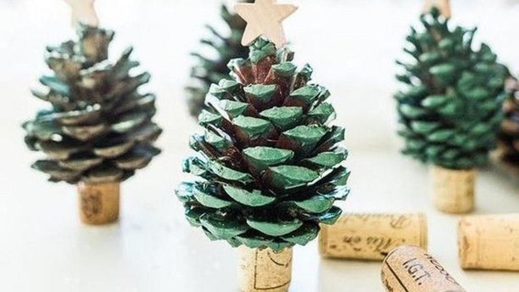 Árboles de Navidad elaborados con piñas.