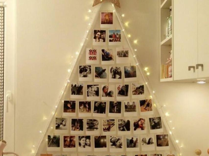 Árbol de Navidad hecho de fotos.