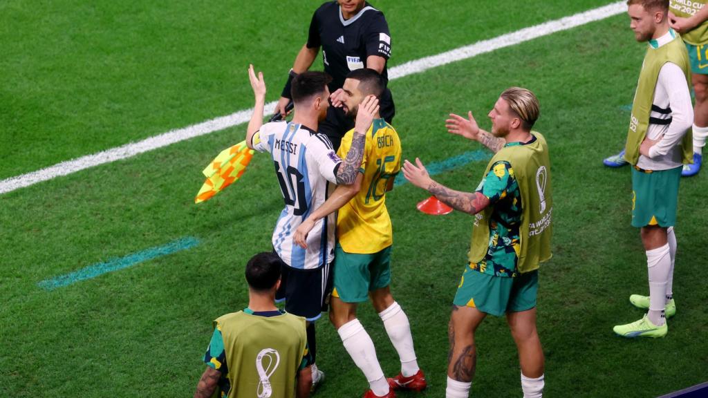 Messi se encara con Behich en el Argentina - Australia