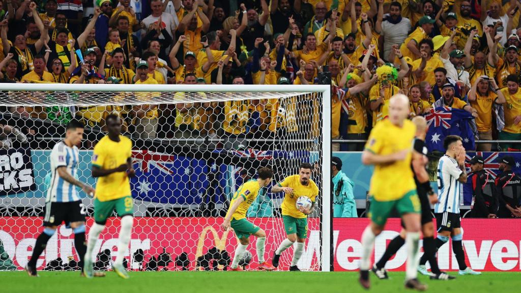 Momento en el que Australia marca el gol ante Argentina.