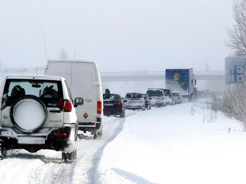 Imagen de archivo de la A-1 nevada en la provincia de Burgos.