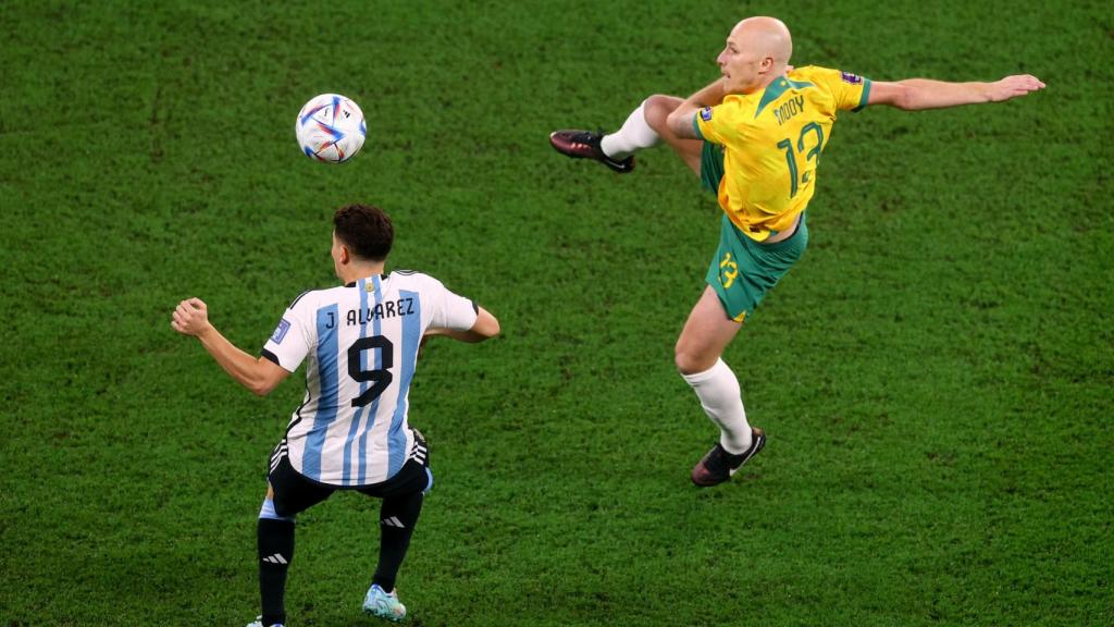 Mooy y Julián Álvarez, en el Argentina - Australia