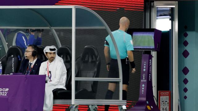 El colegiado Anthony Taylor revisa una acción en el VAR durante un partido del Mundial