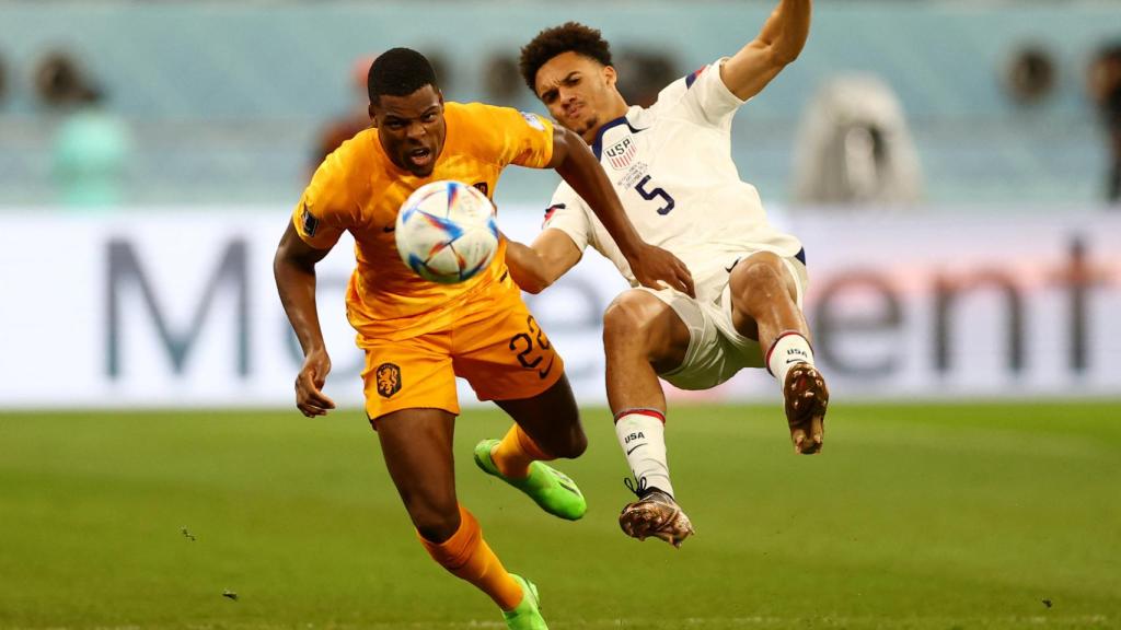 Dumfries golpea a un rival