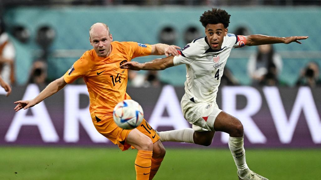 Tyler Adams disputa el balón con Klaassen.