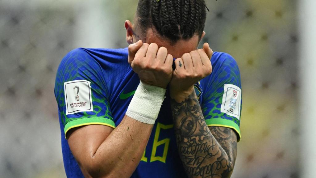 Alex Telles, destrozado ante su lesión con Brasil.