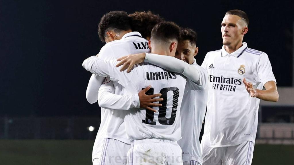 Los jugadores del Castilla celebran el gol de Peter.