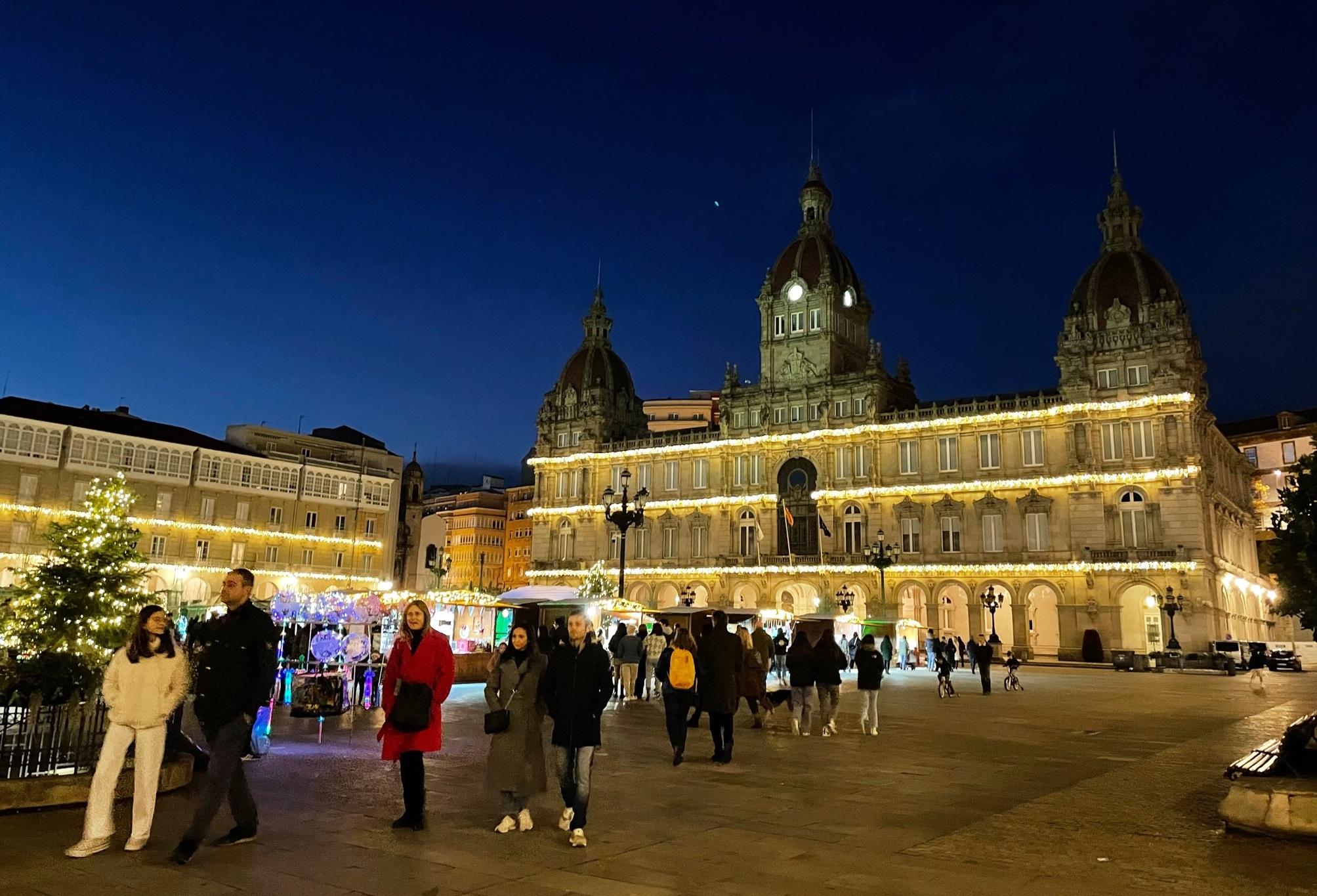 La Plaza de María Pita de A Coruña tras el encendido de las luces de Navidad.