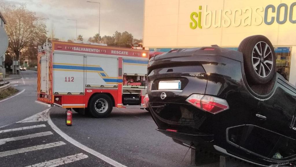 Imagen de uno de los coches accidentados esta tarde en Oleiros.
