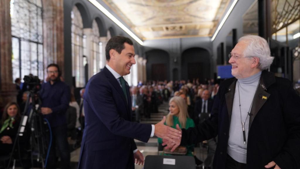 Juanma Moreno saluda a Alejandro Rojas Marcos durante el primer Día de la Bandera.