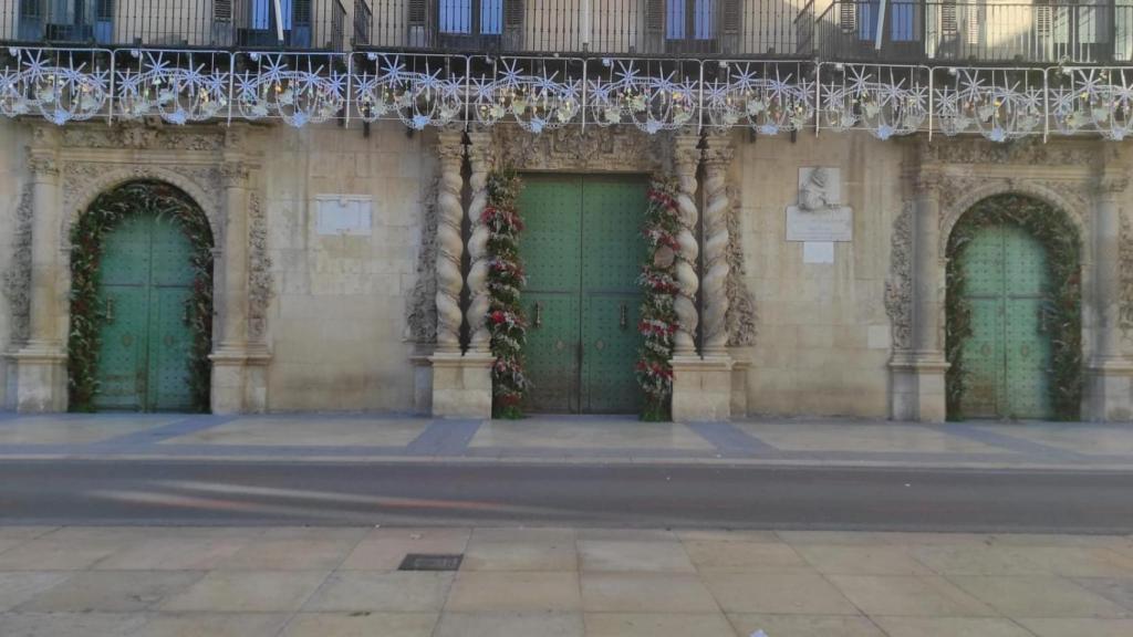 Adornos navideños en el palacio Consistorial.