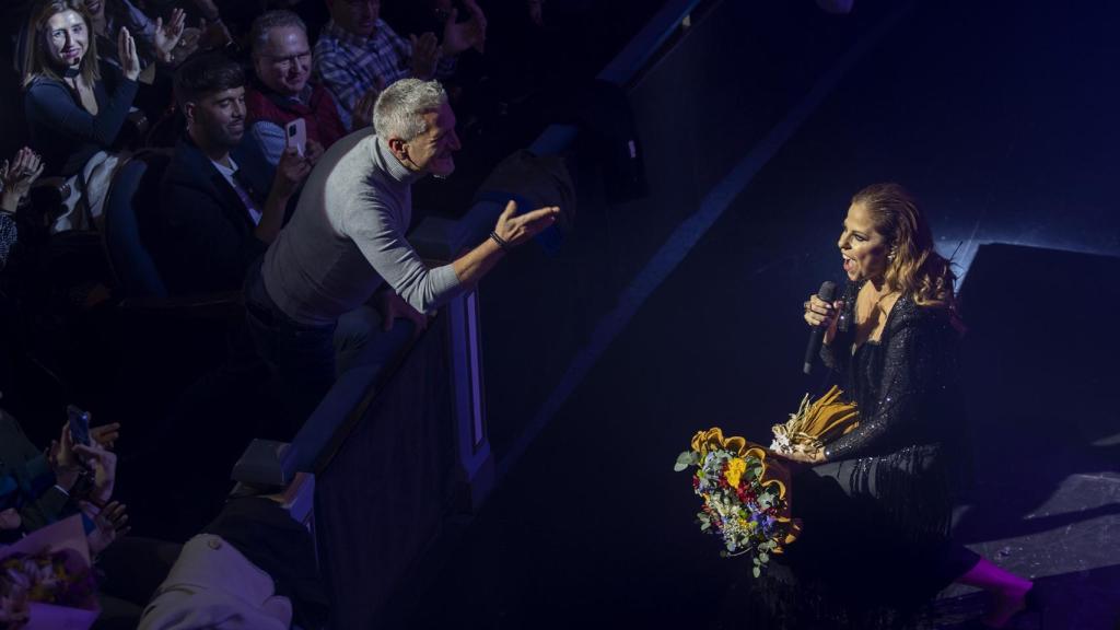 Pastora Soler, recibiendo ramos de flores.