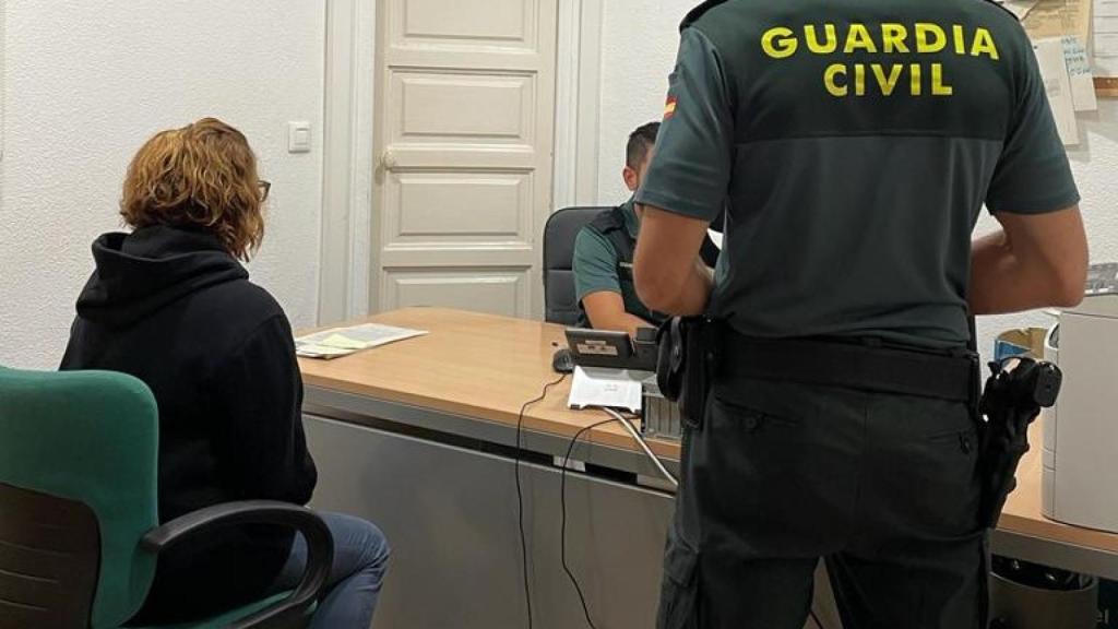 La víctima, siendo asistida por agentes especializados de la Guardia Civil.