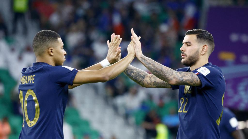 Mbappé y Theo Hernández se saludan