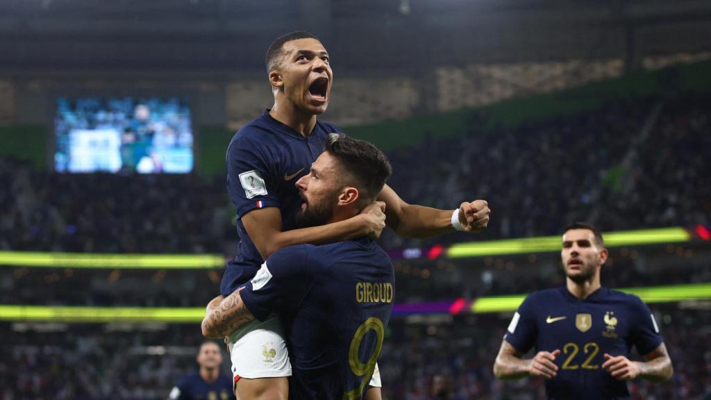 Mbappé y Giroud celebran un gol ante Polonia en el Mundial
