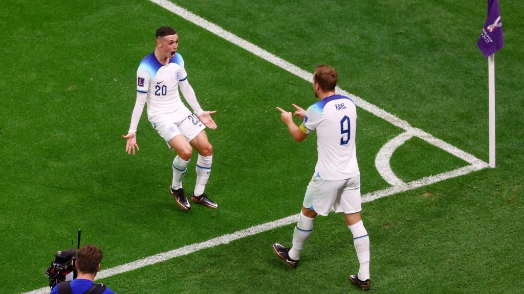 Harry Kane celebra con Foden.
