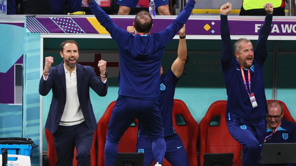 Celebración del banquillo inglés tras el gol.