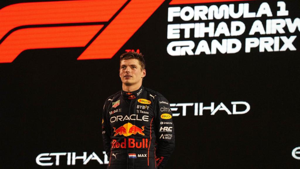 Verstappen, en el podio tras su última victoria en 2022.