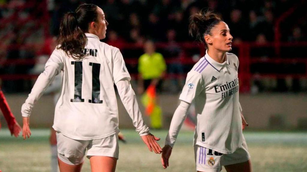 Caroline Weir y Esther González, celebrando un gol del Real Madrid Femenino en la Liga F 2022/2023