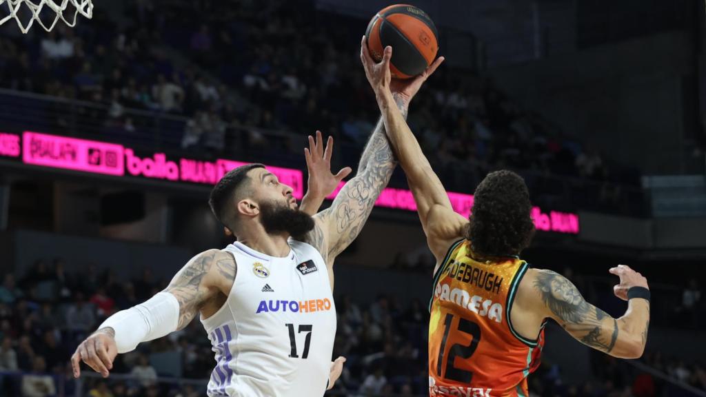 Vincent Poirier y Radebaugh pelean por un rebote