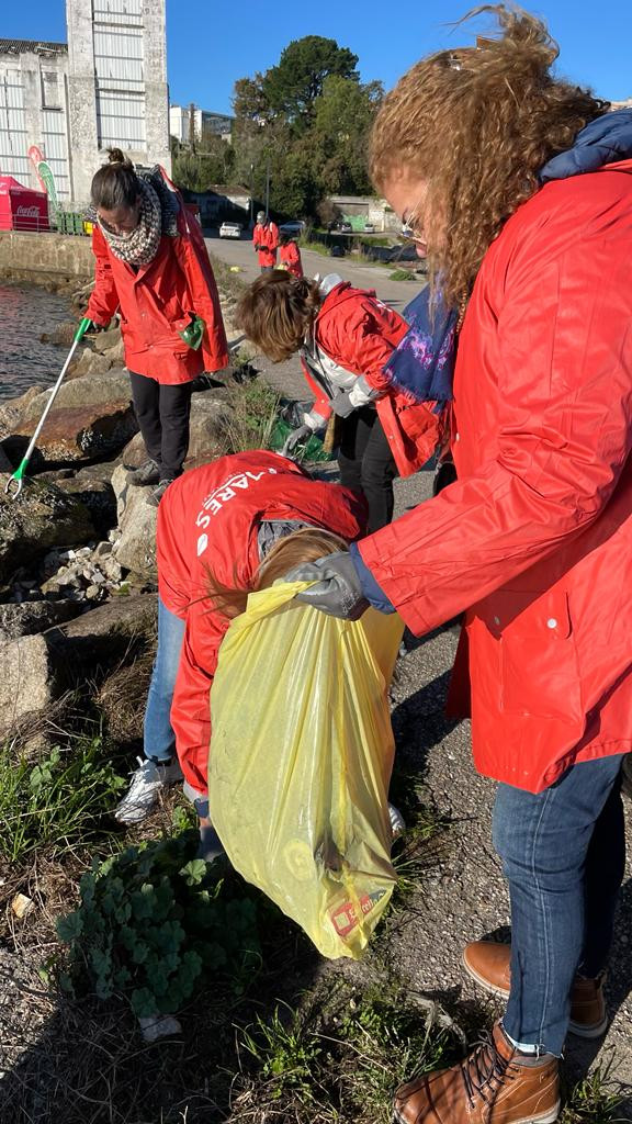 Recogida de residuos en el Muelle de Massó en Cangas (Coca-Cola).