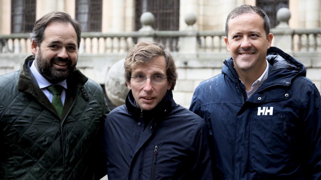 Nuñez, Martínez-Almeida y Velázquez en la Plaza del Ayuntamiento de Toledo.