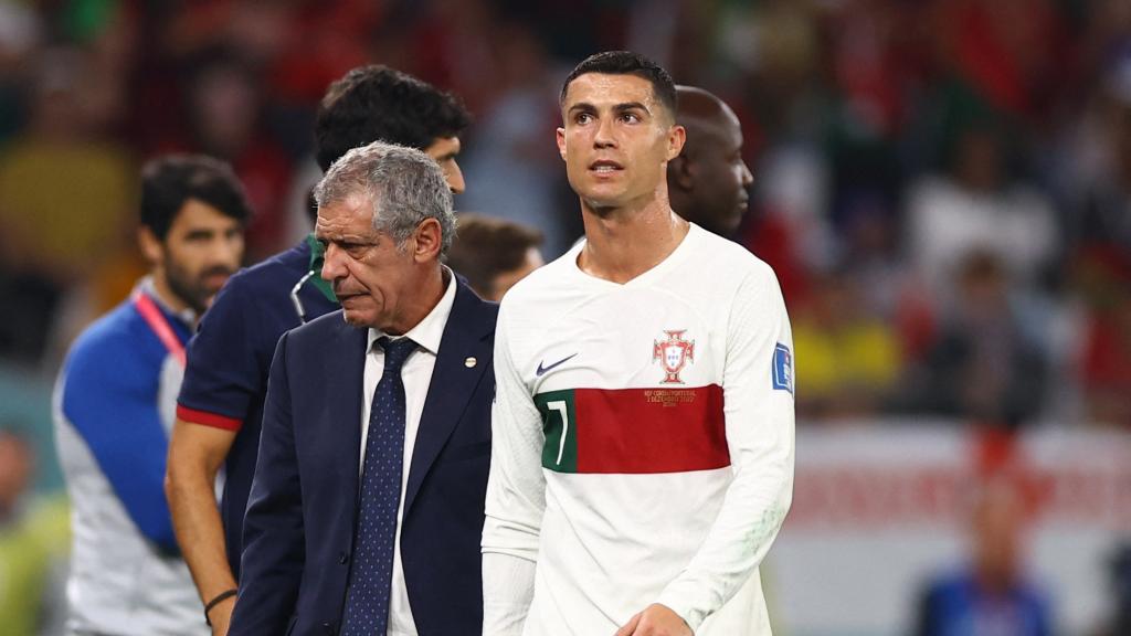 Fernando Santos y Cristiano Ronaldo, enfadado, tras ser cambiado.