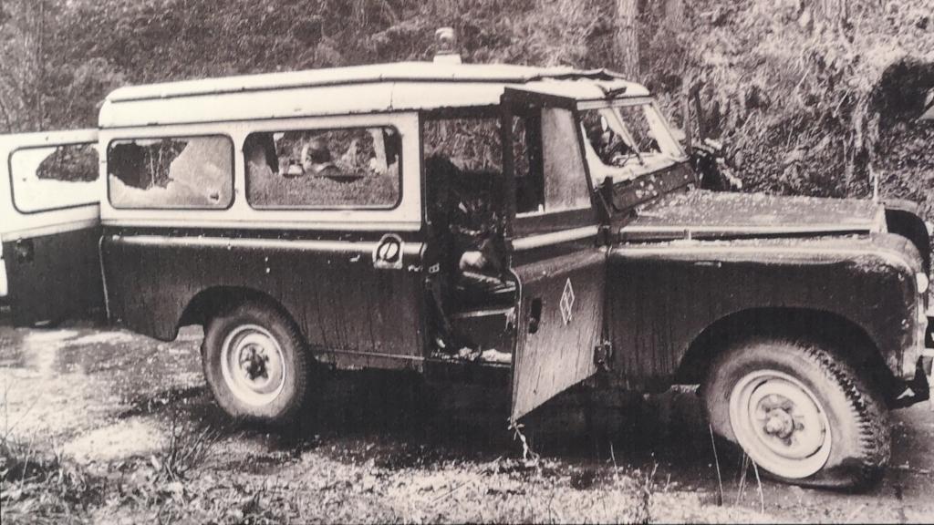 Imagen de uno de los Land Rover de la Guardia Civil tras el atentado terrorista de ETA en Ispáster el 1 de febrero de 1980. Foto: Centro Memorial de las Víctimas del Terrorismo de Vitoria (CC BY-SA 4.0)