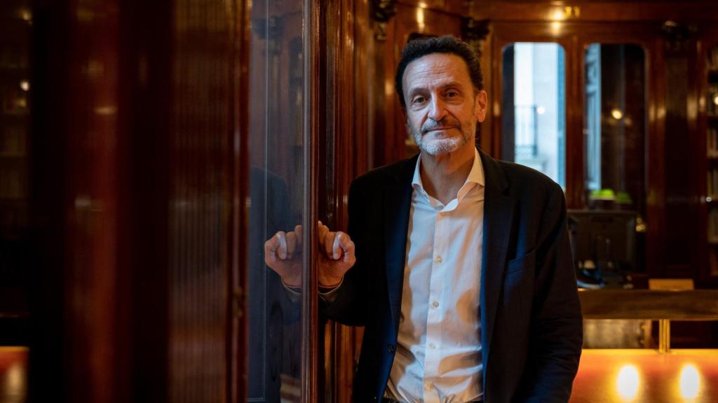 Edmundo Bal, en la biblioteca del Congreso.