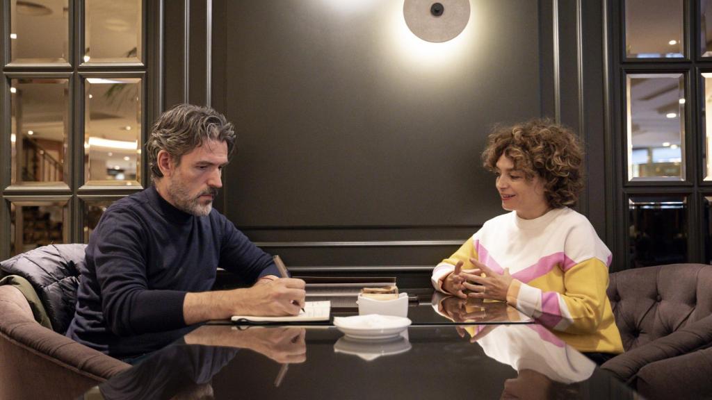 La directora y el periodista en un momento de la entrevista.