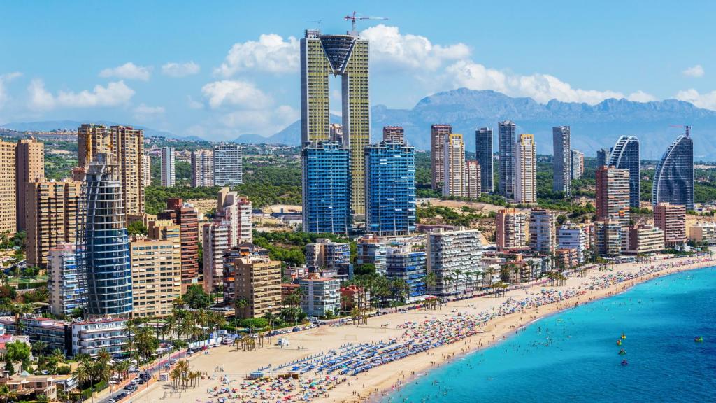 Imágenes vistas a la ciudad de Benidorm.