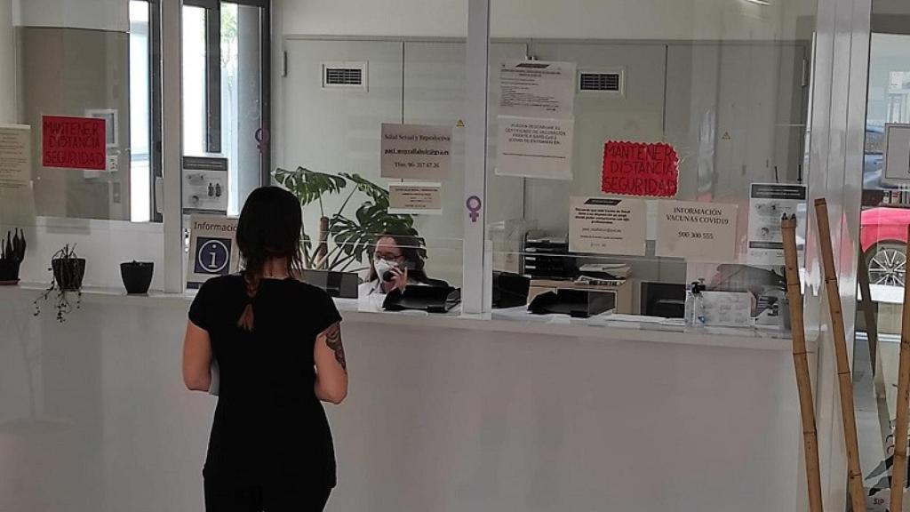 Una paciente a la espera de ser atendida en un centro de salud.