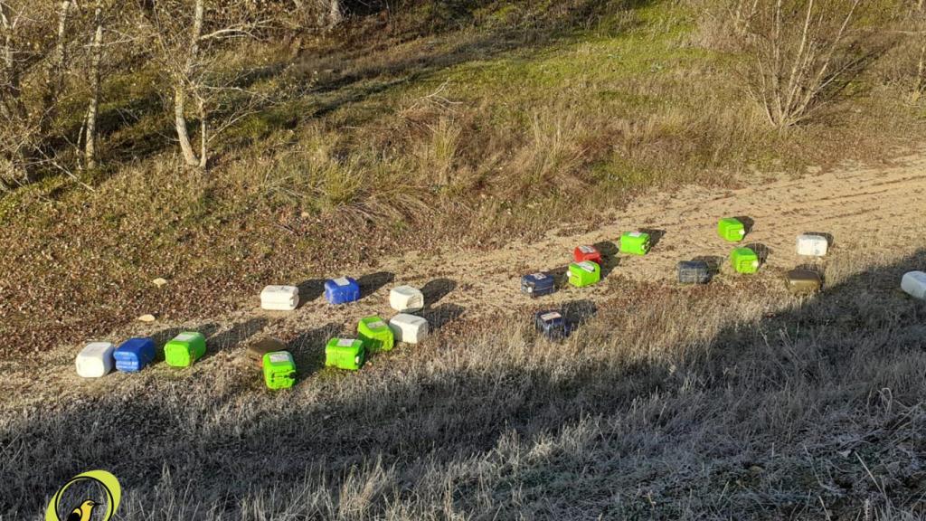Garrafas de productos tóxicos -pesticidas- arrojadas en el cauce del Río Trabancos